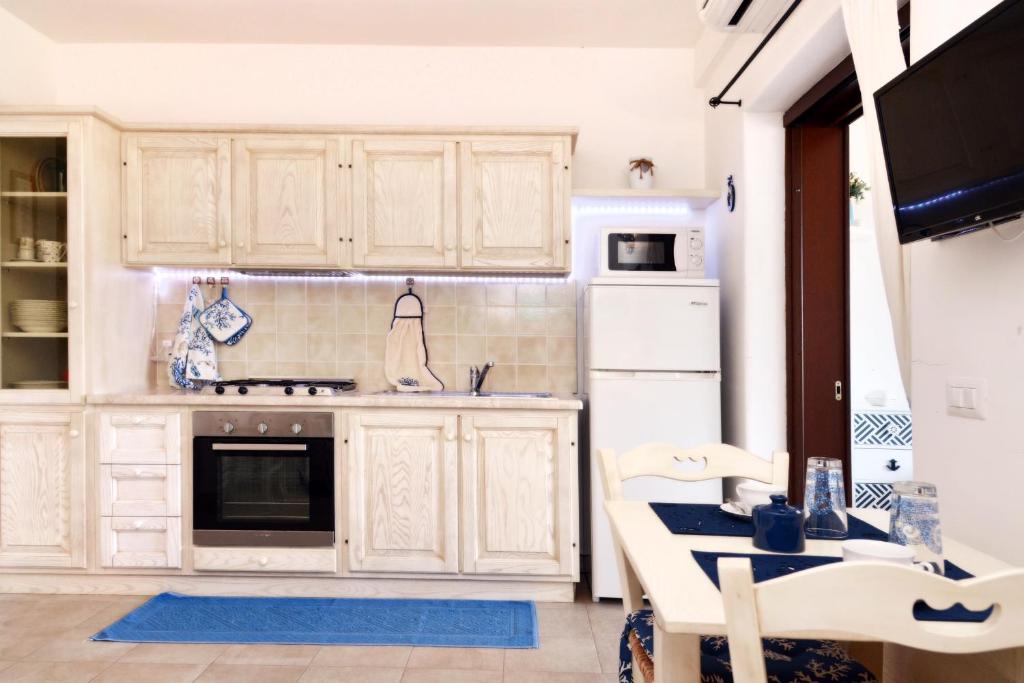 A kitchen or kitchenette at Porto Cervo Suite Apartment