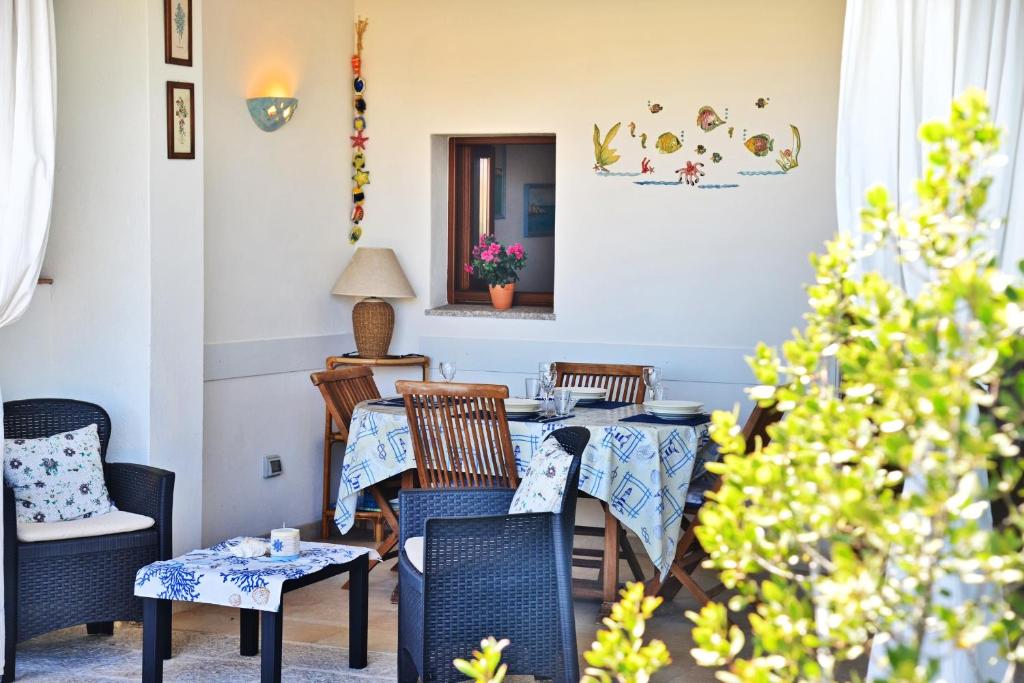 A seating area at Porto Cervo Suite Apartment