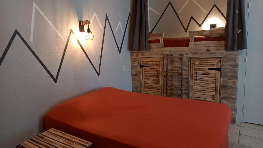 Postel nebo postele na pokoji v ubytování Un petit studio à la montagne