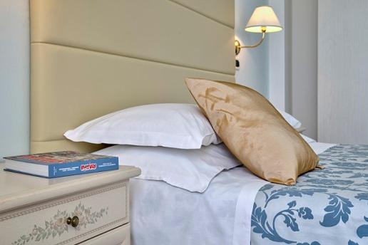 Postel nebo postele na pokoji v ubytování Hotel Carlton Beach