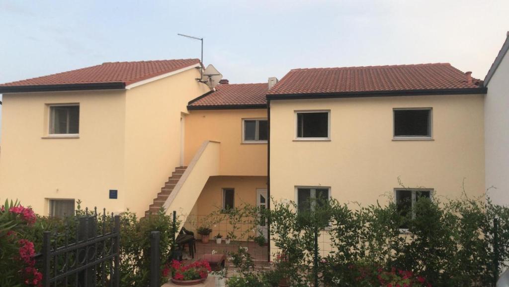 zwei Häuser mit roten Dächern im Hof in der Unterkunft Villa Vinki in Vinkuran