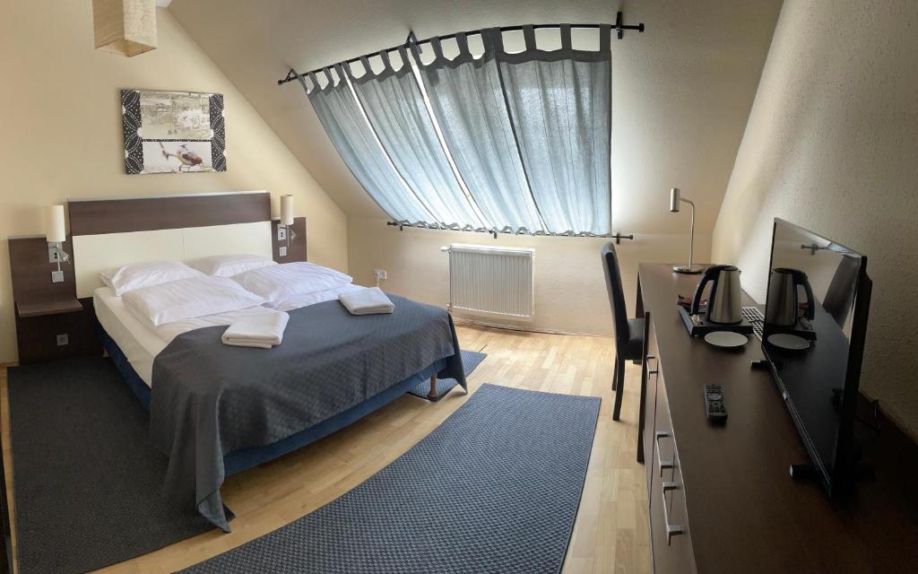1 dormitorio con cama y alfombra azul en Boulevard City Panzió - self check-in, en Budapest