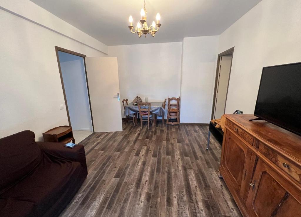 un salon avec un canapé, une télévision et une table dans l'établissement Appartement proche gare routière, à Menton