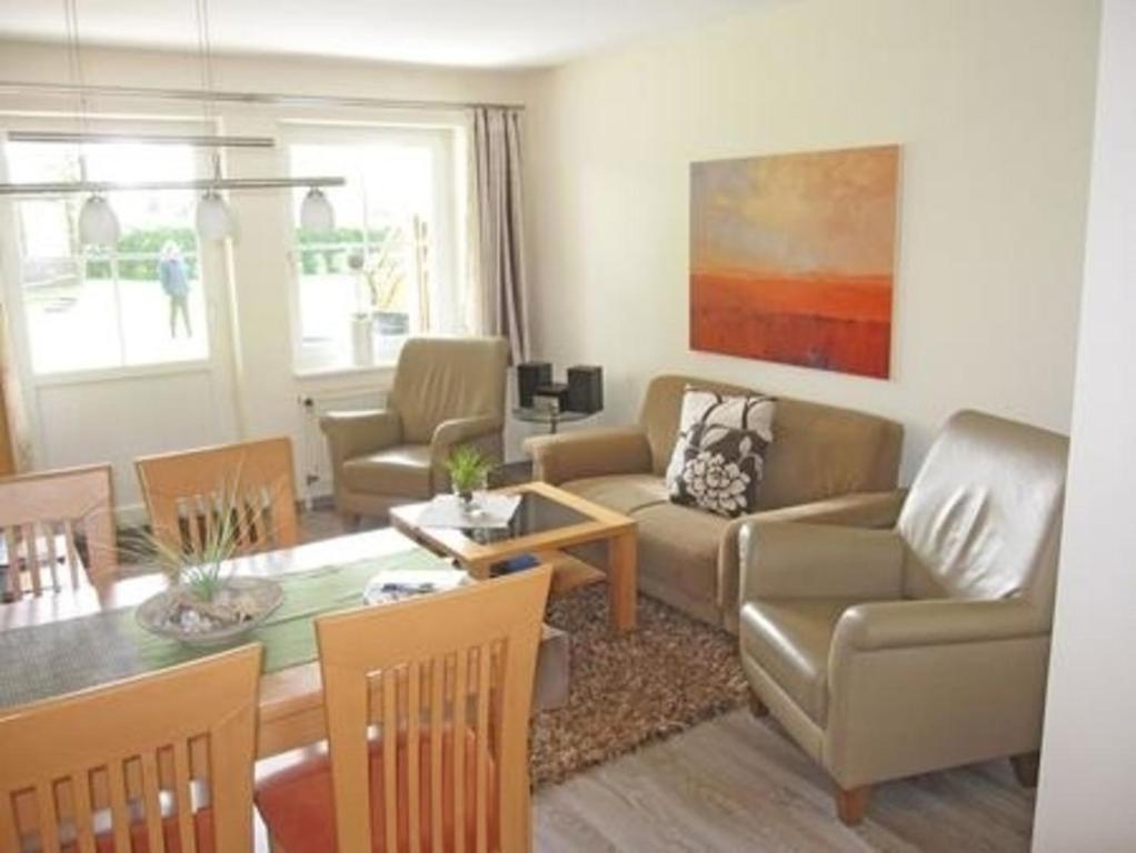 ein Wohnzimmer mit einem Sofa und einem Tisch in der Unterkunft Wohnung 2 - a66735 in Staberdorf