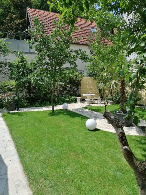 Suitetrails - 1 Zimmer Apartment mit großem Garten und Terrasse