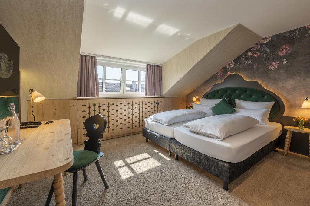Tempat tidur dalam kamar di Hotel Schäfflerwirt