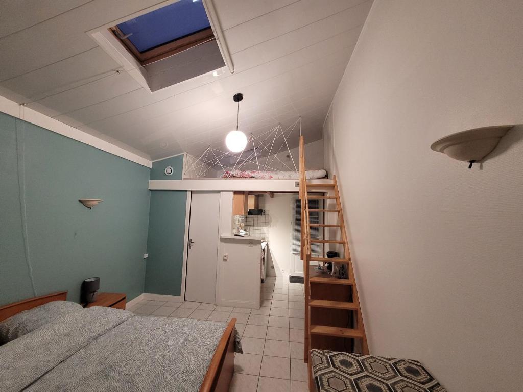 a small room with a bed and a kitchen at "Le studio" in Mouilleron-le-Captif