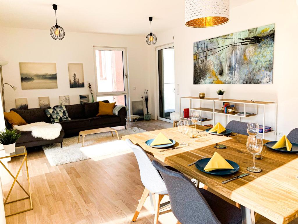 uma sala de estar com uma grande mesa de madeira e cadeiras em Home away from Home in a lovely vine region Bingen em Bingen am Rhein
