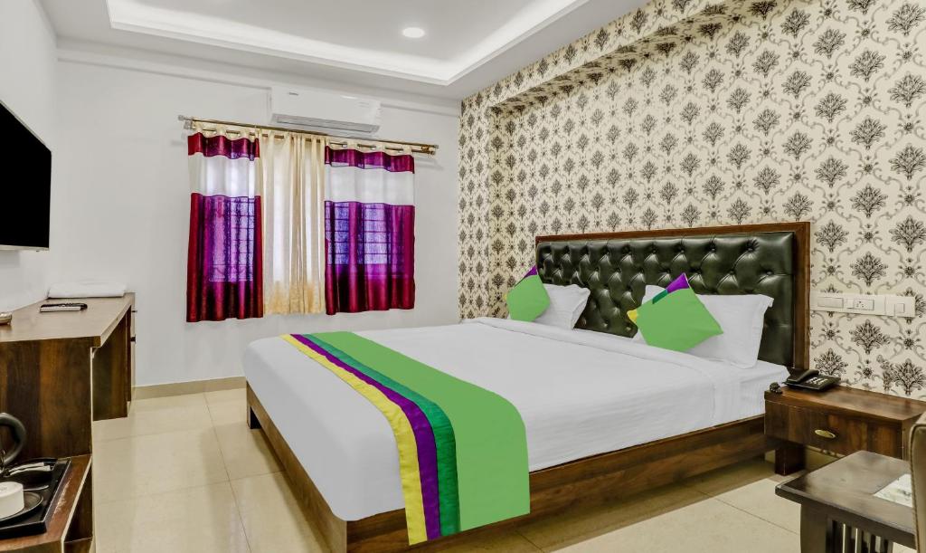 1 dormitorio con 1 cama grande en una habitación en Treebo Trend Three Drops, en Bangalore