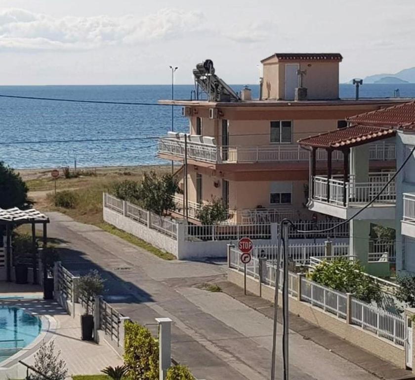 budynek z basenem nad oceanem w obiekcie Blue kyma studios w mieście Nea Vrasna