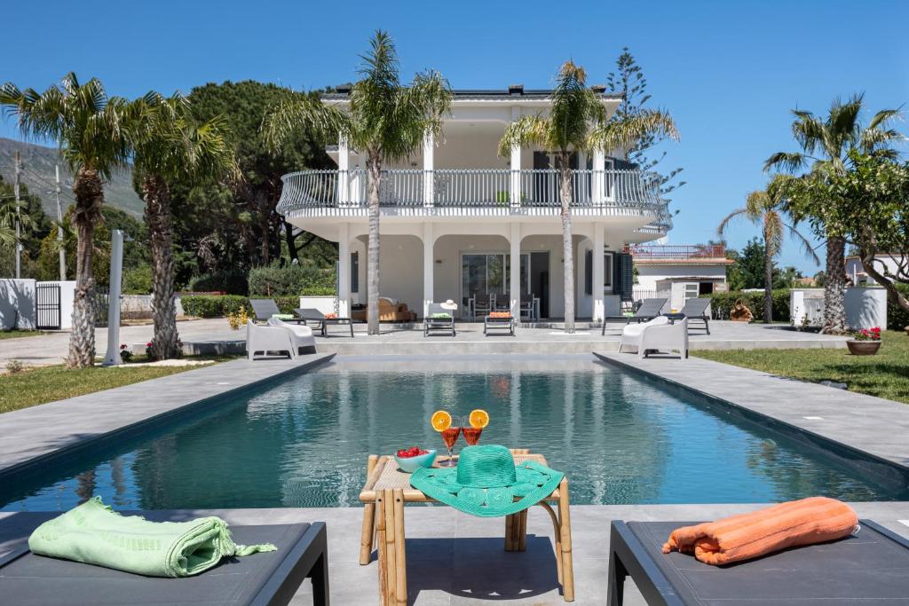 une villa avec piscine et une maison dans l'établissement Villa vicina al mare con Piscina privata Scopello, à Scopello