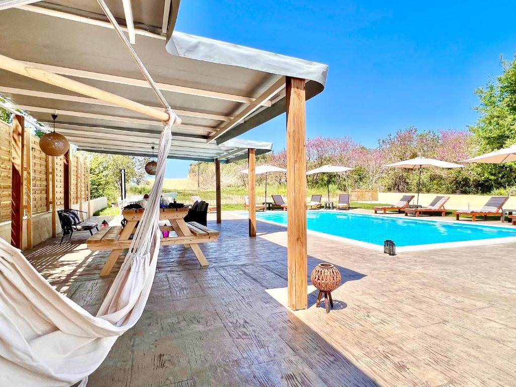 Bazén v ubytování Beach Villa Verano with private pool by DadoVillas nebo v jeho okolí
