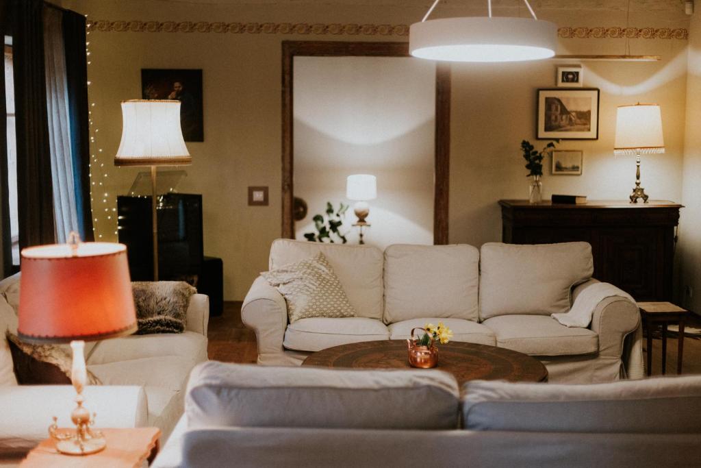 sala de estar con sofás y mesa en Kalēju ielas rezidence: Talsu vecpilsētas pērle, en Talsi