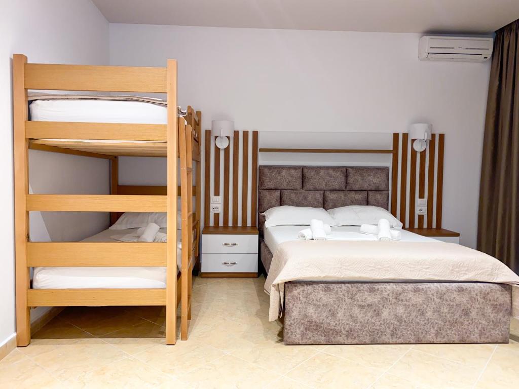 Postel nebo postele na pokoji v ubytování Hotel Meta Ksamil