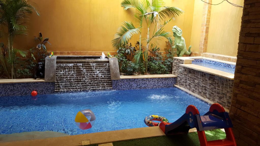 uma pequena piscina com equipamento de brincar num quarto em The Resort Studio - New Cairo no Cairo