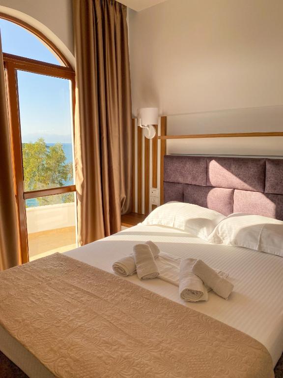 Postel nebo postele na pokoji v ubytování Hotel Meta Ksamil