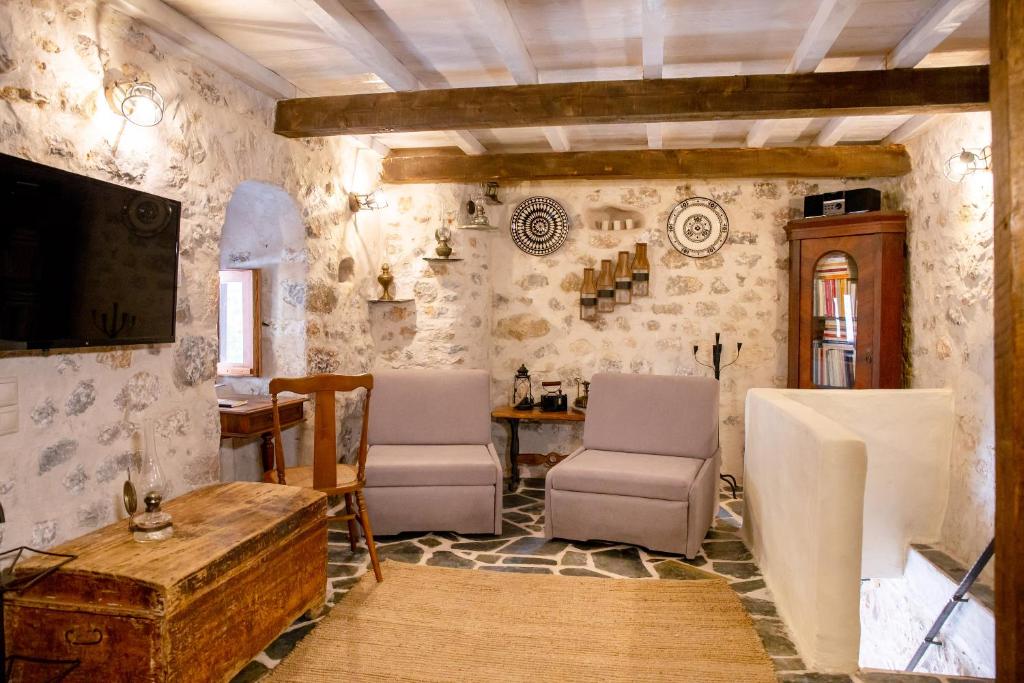 Telewizja i/lub zestaw kina domowego w obiekcie Dandy Villas Mani - Old Tower House - Fireplace - Pool