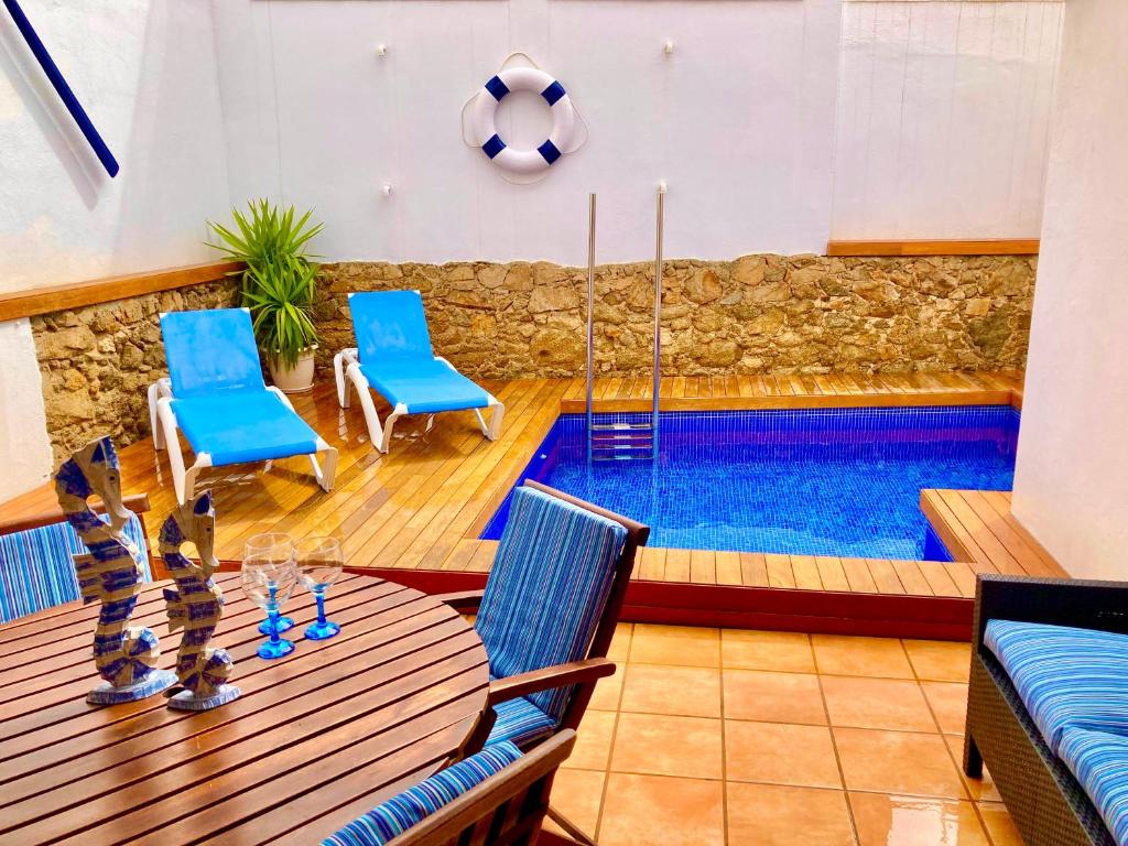 パラモスにあるCasa Marinera en Palamósのリビングルーム(青い椅子、テーブル付)