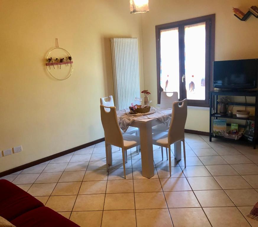 comedor con mesa y 4 sillas en Casa Giulia - Tramonto - Valeggio sul Mincio en Valeggio sul Mincio