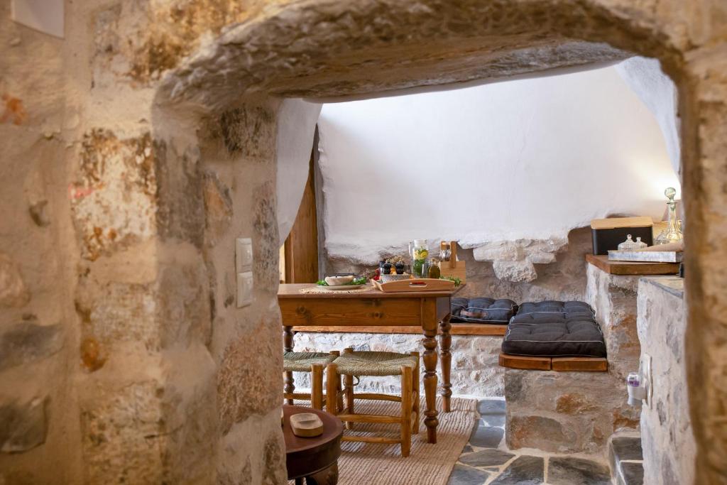 Zdjęcie z galerii obiektu Dandy Villas Mani - Old Tower House - Fireplace - Pool w mieście Nómia
