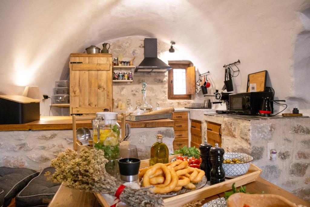 Kuchnia lub aneks kuchenny w obiekcie Dandy Villas Mani - Old Tower House - Fireplace - Pool