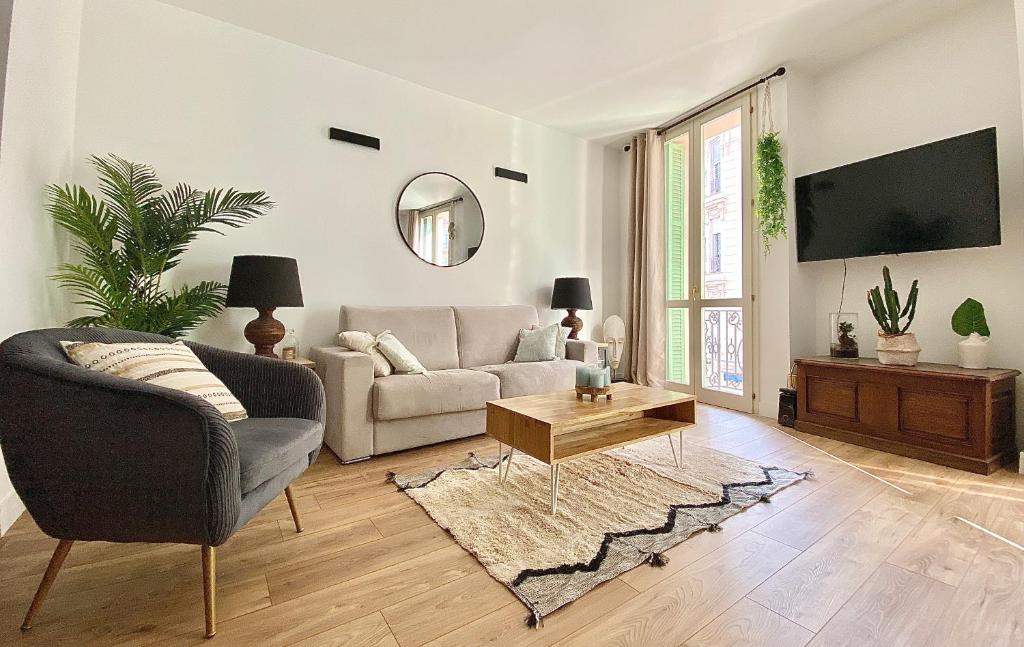 un salon avec un canapé et une table dans l'établissement Bioves en Duplex-climatisation-centre ville-plage, à Menton