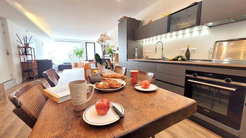 - une cuisine avec une table en bois et de la nourriture dans l'établissement Ze Perfect Place - Loft 2 Chb - 2 Sdb - Parking - Coulée Verte de Nice, à Nice