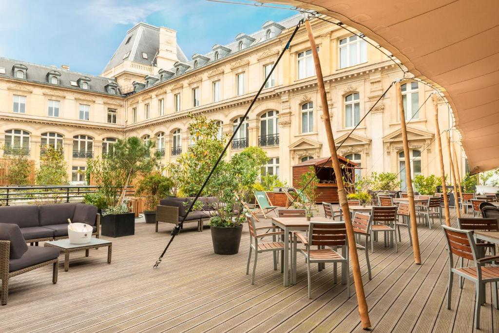 En restaurang eller annat matställe på Crowne Plaza Paris République, an IHG Hotel