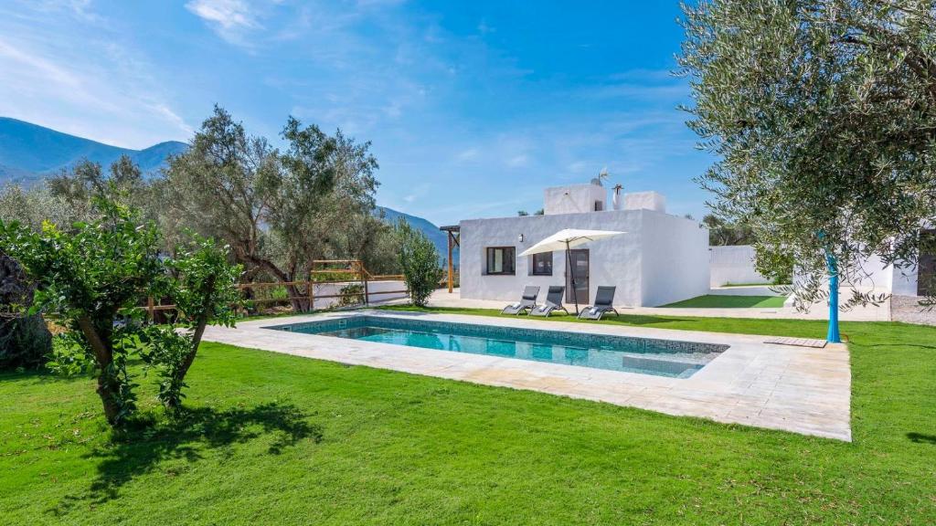 a villa with a swimming pool in a yard at Cortijo Villa Maroma Órgiva by Ruralidays in Órgiva