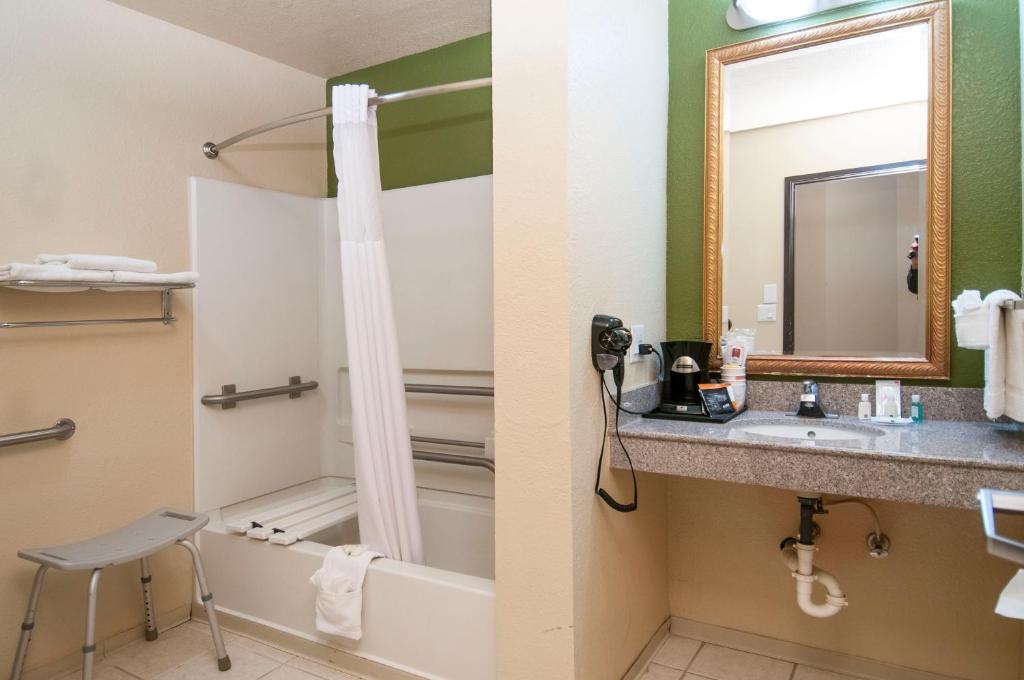Quality Inn Alpine - Quarto King - Acessível/Não Fumador