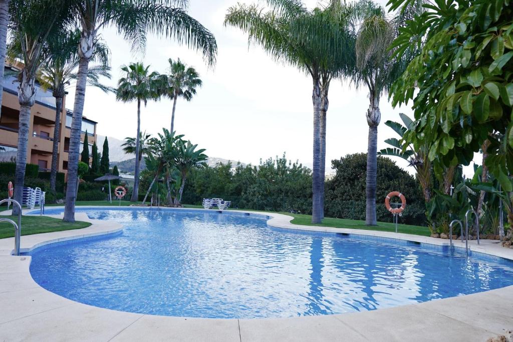 The swimming pool at or close to Appartement 2 chambres élégant avec vues et wifi