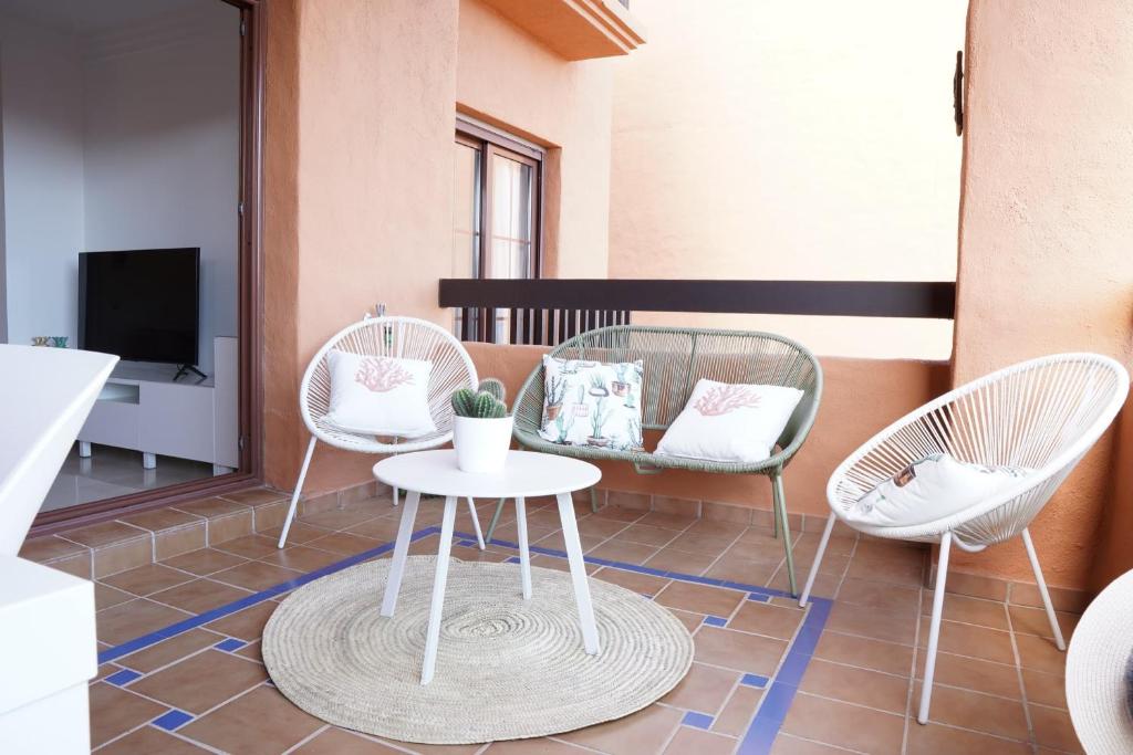 A seating area at Appartement 2 chambres élégant avec vues et wifi