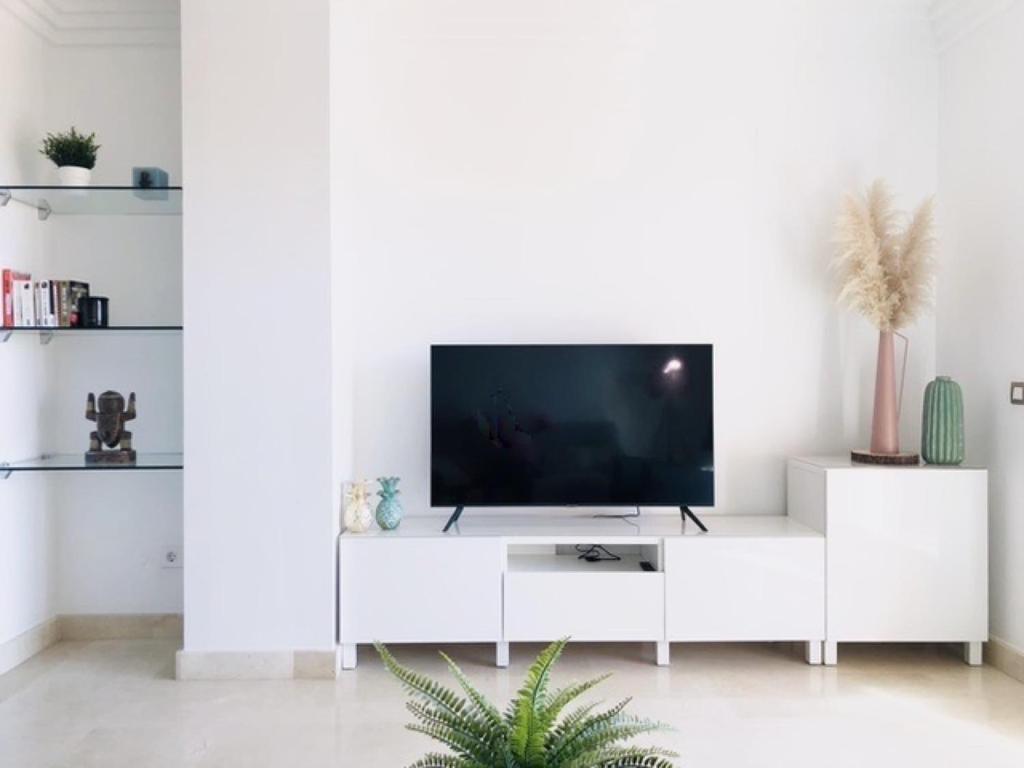 A television and/or entertainment centre at Appartement 2 chambres élégant avec vues et wifi