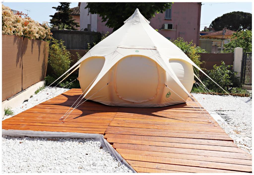 Tente de luxe Superbe glamping avec terrasse privative 5min mer , Cannes,  France - 27 Commentaires clients . Réservez votre hôtel dès maintenant ! -  Booking.com