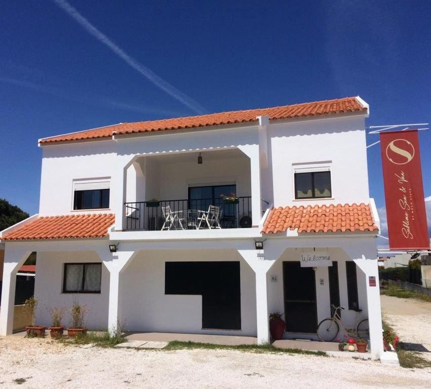 uma casa branca com um telhado vermelho em Sublime Sun & Van - By Meco Stays em Alfarim