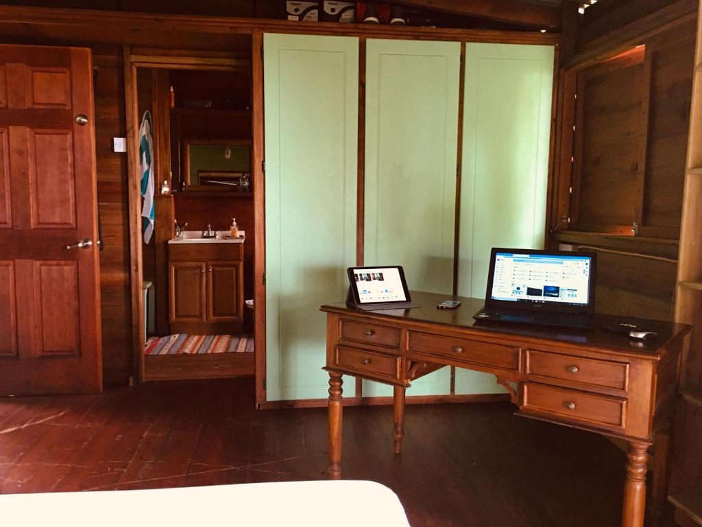 una camera con scrivania e computer portatile di Italian Guesthouse a Gros Islet