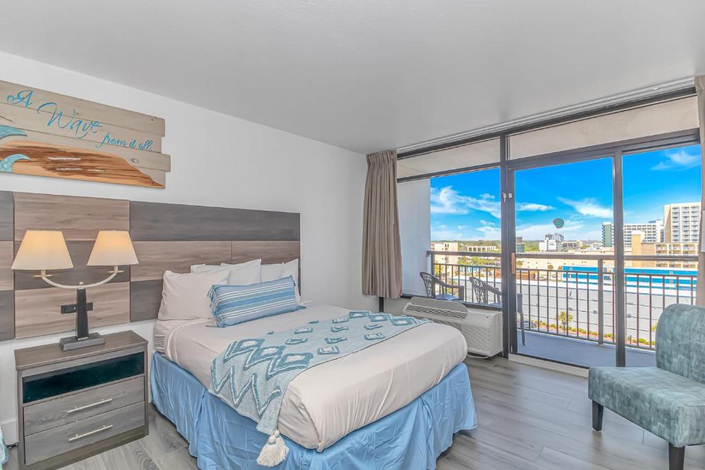 een hotelkamer met een bed en een balkon bij Ocean View Studio Landmark 907 in Myrtle Beach
