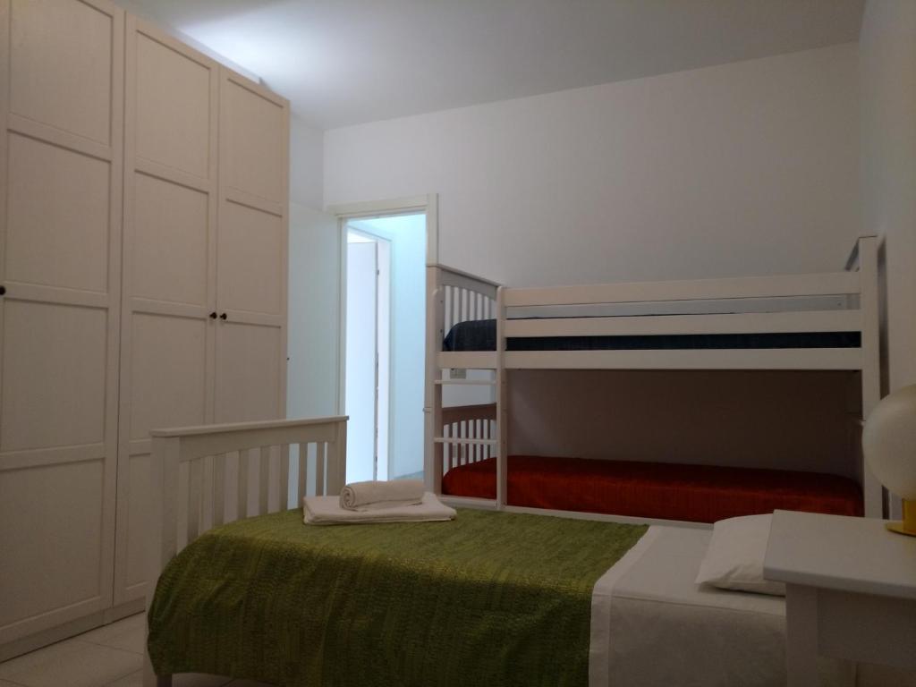 sypialnia z 2 łóżkami piętrowymi i schodami w obiekcie Villetta Porto Selvaggio w mieście Nardò