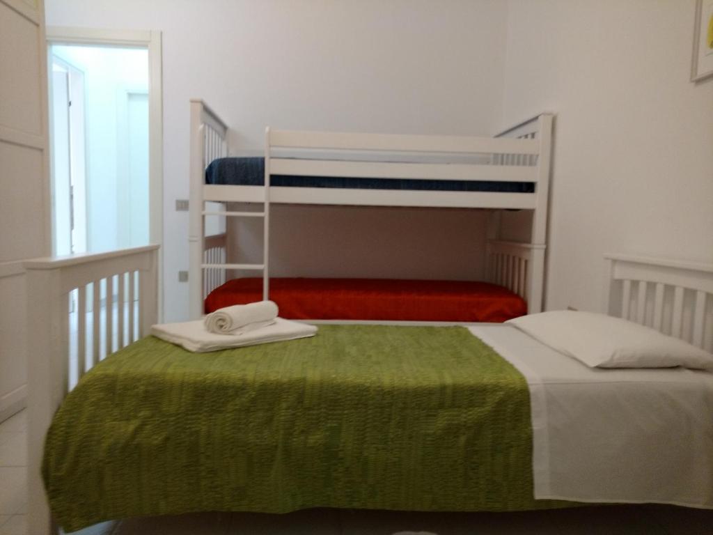 Łóżko lub łóżka w pokoju w obiekcie Villetta Porto Selvaggio