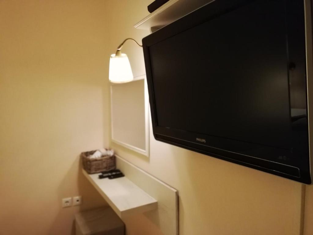 A television and/or entertainment centre at Lux House next to the Airport of Athens. Transport 24h