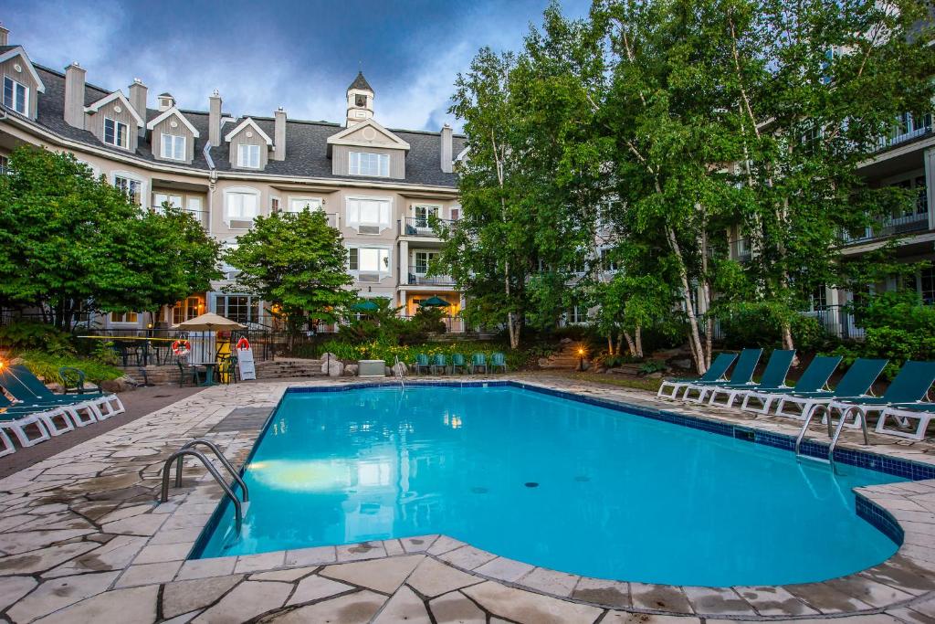 The swimming pool at or close to Holiday Inn Express & Suites Tremblant, an IHG Hotel