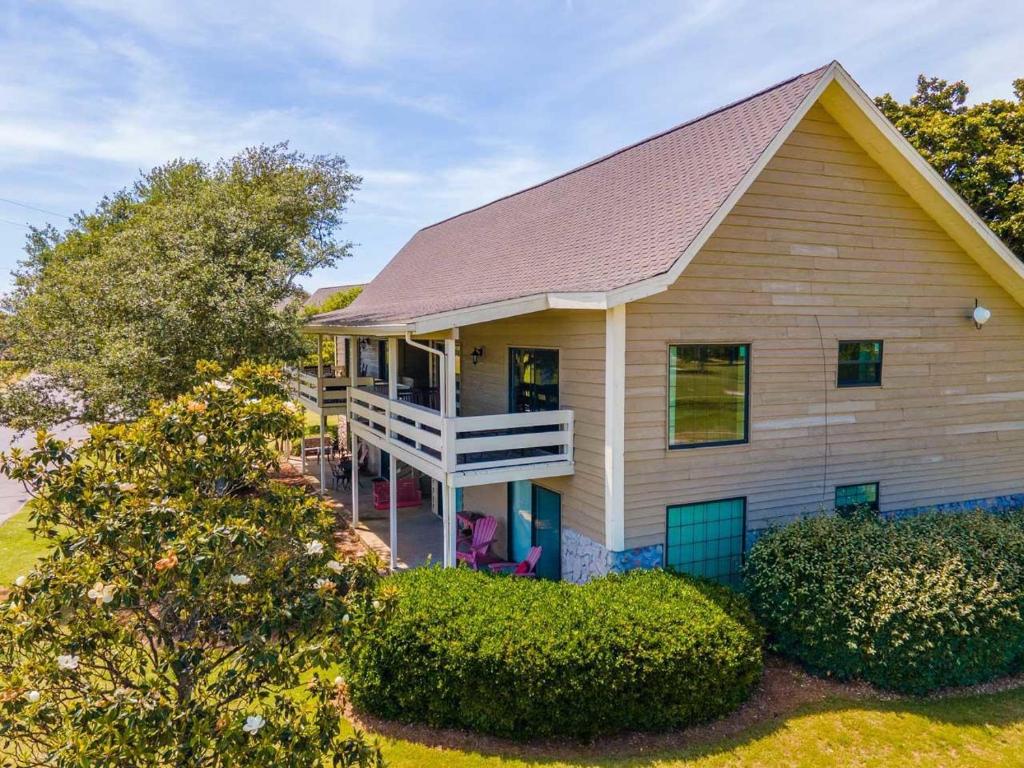 ein großes Haus mit einer Veranda und Büschen in der Unterkunft Beachy Keen in Destin