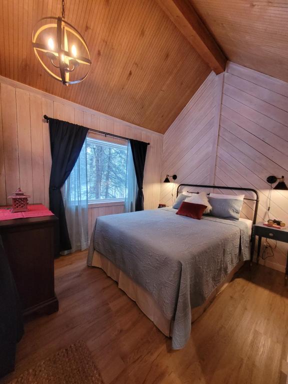 Ένα ή περισσότερα κρεβάτια σε δωμάτιο στο Denali Wild Stay - Muskrat cabin, private, free wifi, free parking, sleep 4