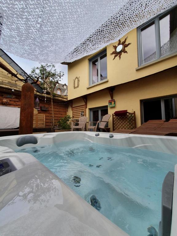 une grande piscine en face d'une maison dans l'établissement Le Patio de Luchon, à Luchon