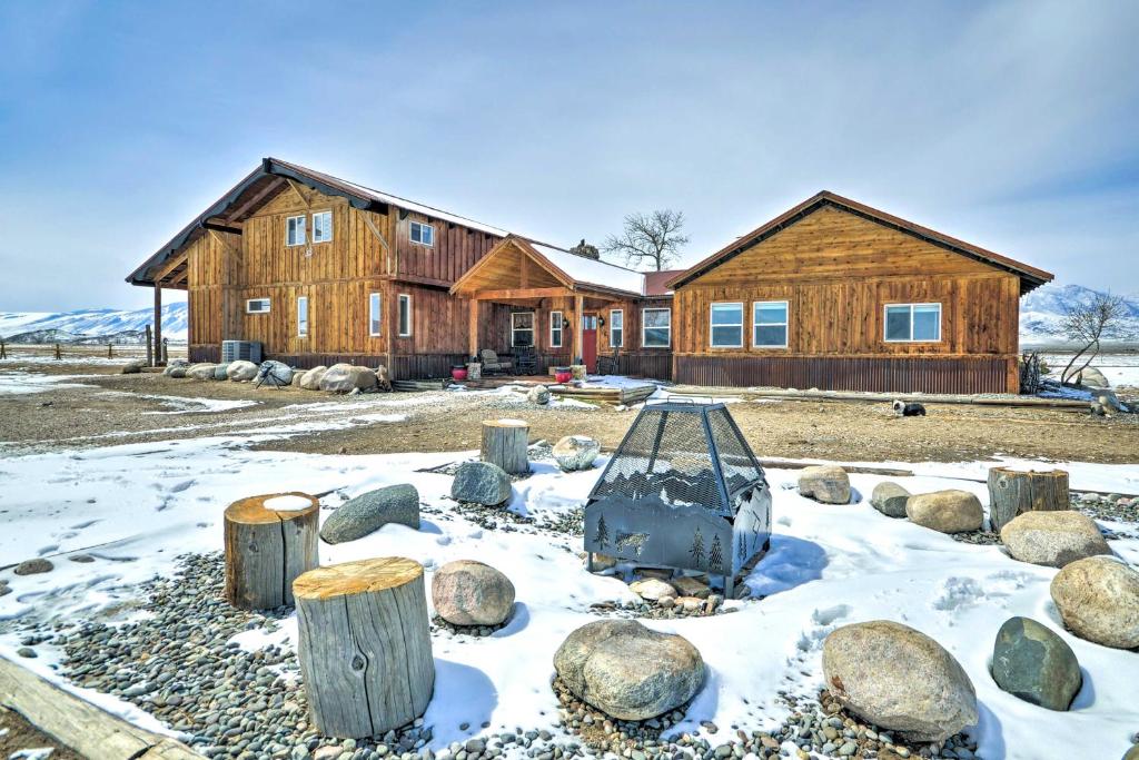 domek wiejski ze śniegiem na ziemi w obiekcie Private Powell Ranch Cabin with Mountain Views! w mieście Clark