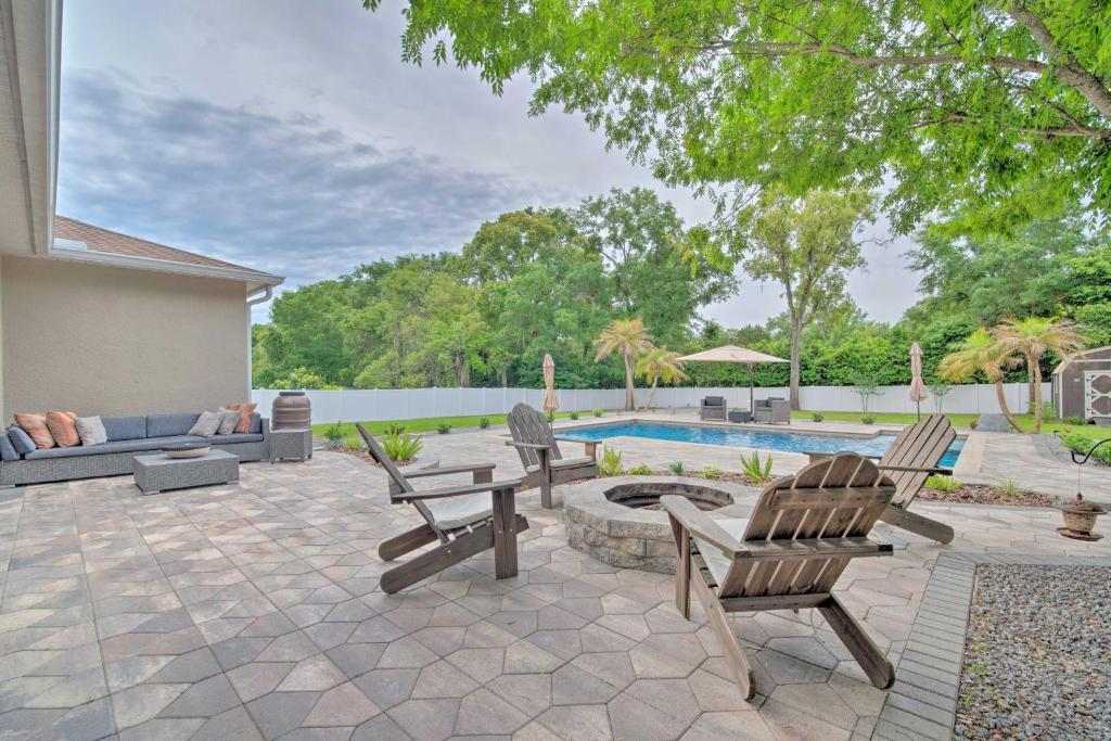 Πισίνα στο ή κοντά στο Backyard Oasis with Pool Airy Crystal River Retreat