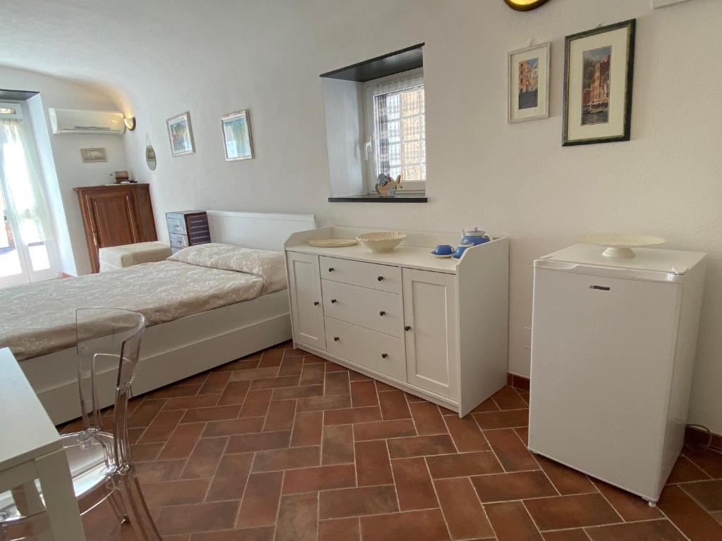 1 dormitorio con 1 cama y lavamanos. en LIGURIA HOLIDAYS - "Monolocale di Charme" en Camogli