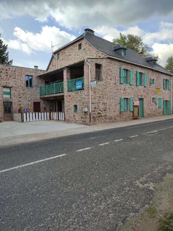 an old brick building on the side of a street at F5 à Montjaux in Montjaux