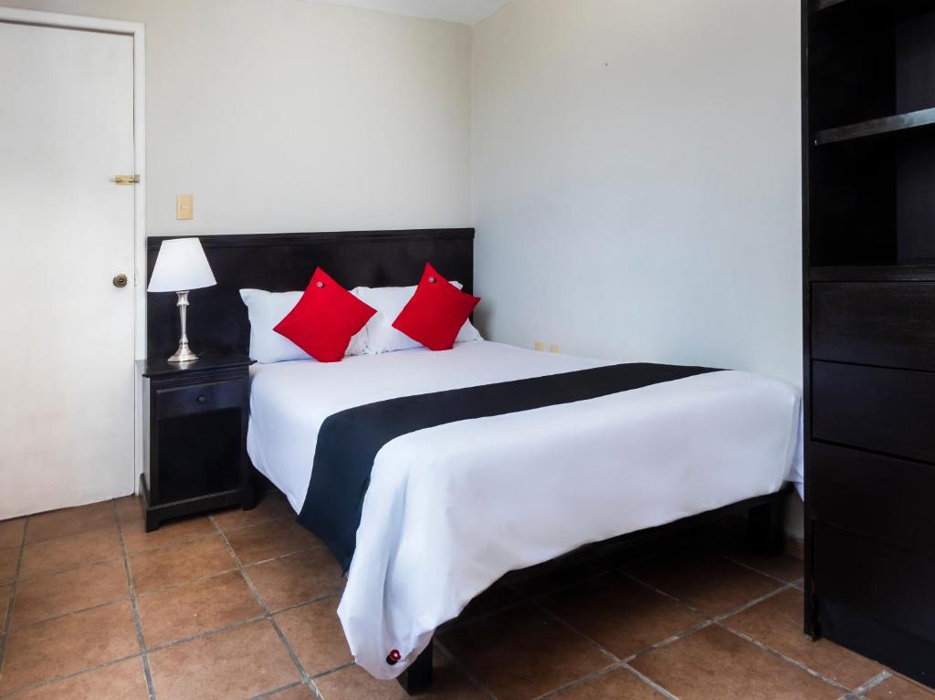 Postel nebo postele na pokoji v ubytování Boca Inn Hotel & Suites