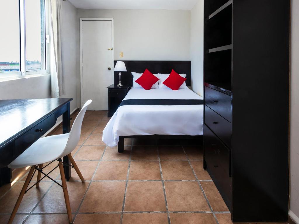 Postel nebo postele na pokoji v ubytování Boca Inn Hotel & Suites